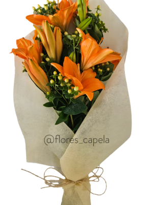 Bouquet de lirios con follaje de hypericum