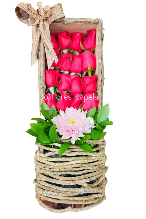 Base rústica de rosas con follaje ruscus