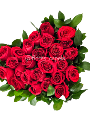 Corazón de rosas con follaje ruscus