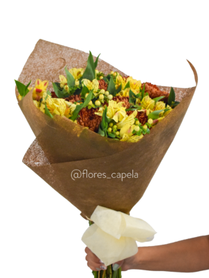 Bouquet variado con astromelias amarillas, pompón y follaje