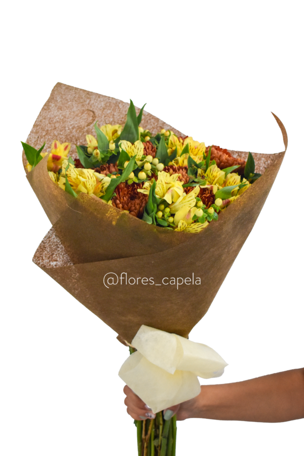 Bouquet variado con astromelias amarillas, pompón y follaje