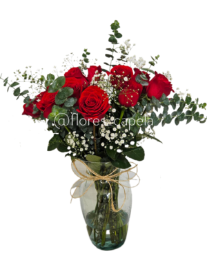 Rosas acompañadas con follaje de gypsofilia y eucalipto.