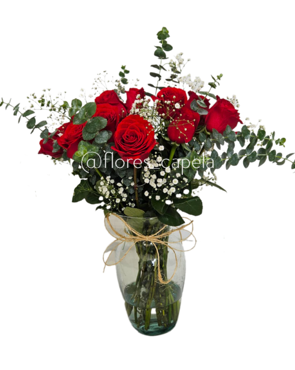 WhatsApp Image 2025-02-01 at 8.29.21 PMLETRA Rosas acompañadas con follaje de gypsofilia y eucalipto.