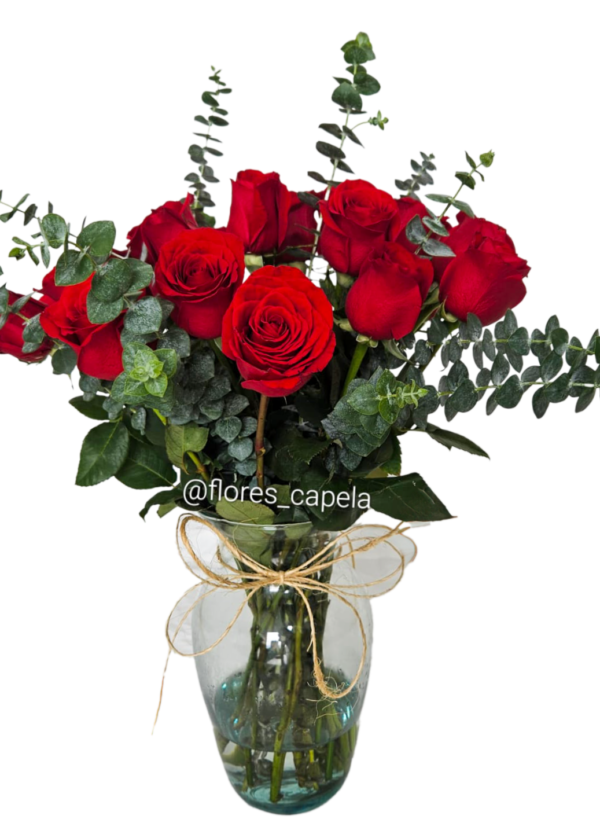 WhatsApp Image 2025-02-01 at 8.30.16 PM_2 Rosas acompañadas con follaje de eucalipto.