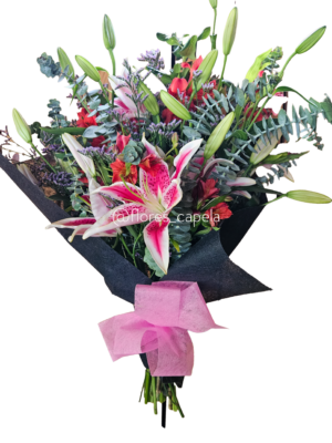 20240907_125635LETRA Bouquet de lirios acompañado con astromelia, eucalipto y caspia.