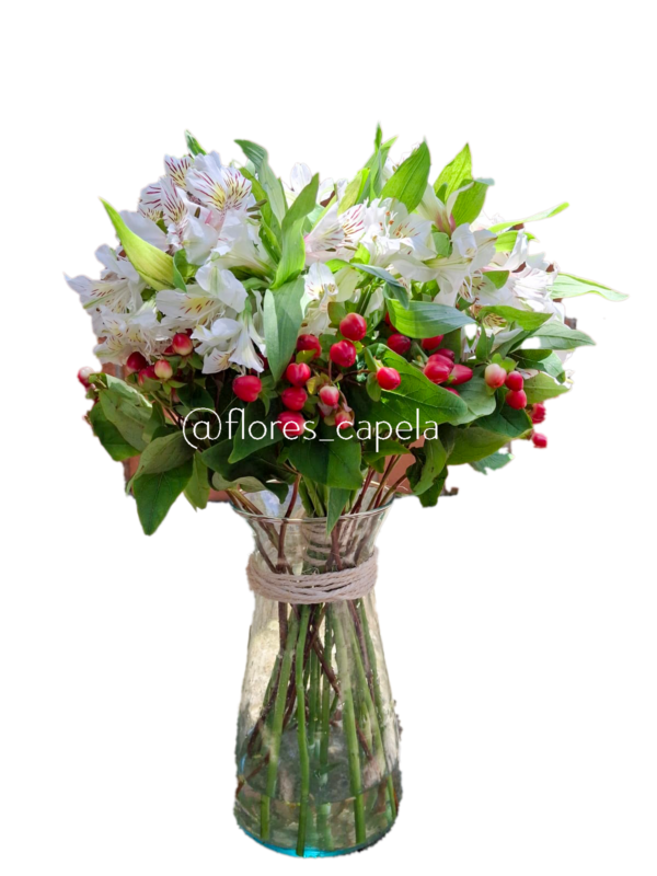 Astromelia con follaje hypericum en florero