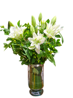 WhatsApp Image 2025-06-22 at 1.39.35 PMLETRA Diseño en florero con lirios y follaje Hypericum