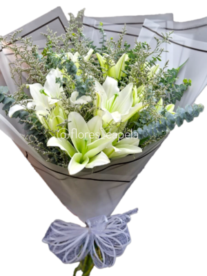 Bouquet de lirios acompañado de caspia y eucalipto