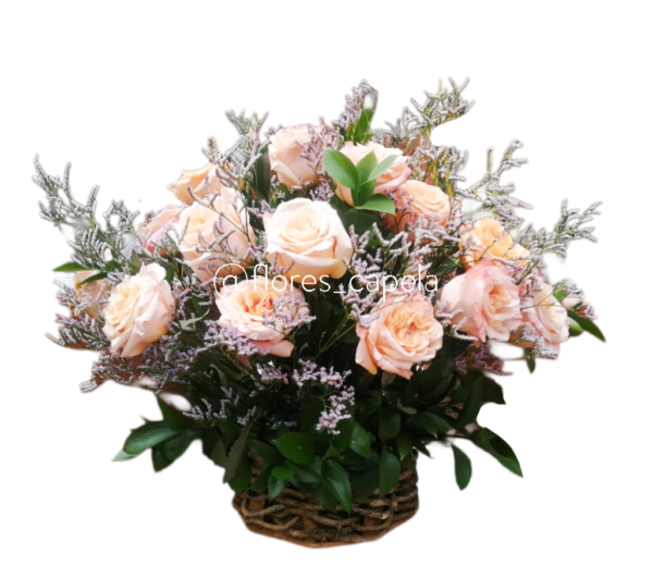 Base rústica con rosas, caspia y ruscus