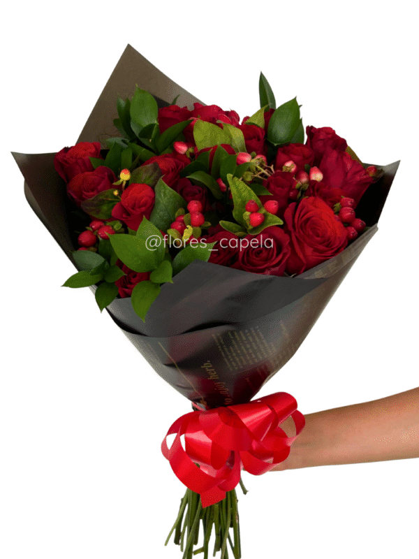 B12403 - Bouquet de rosas con follaje