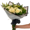 B12404 - Bouquet de rosas blancas y follaje