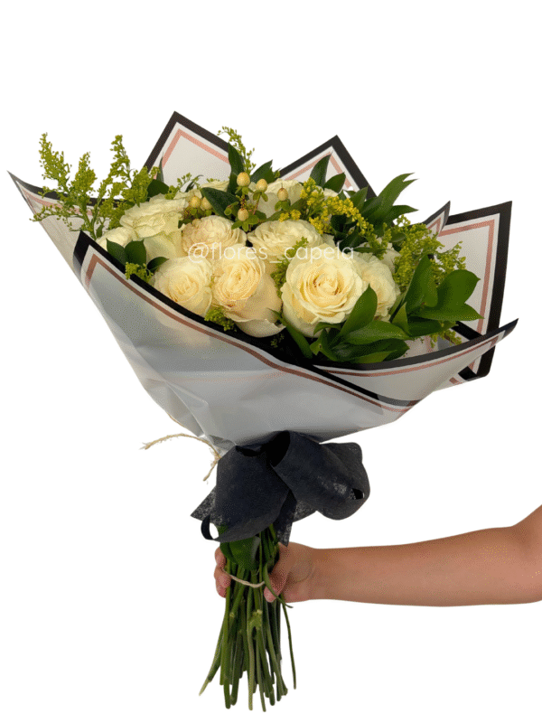 B12404 - Bouquet de rosas blancas y follaje