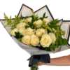 B12404 - Bouquet de rosas blancas y follaje